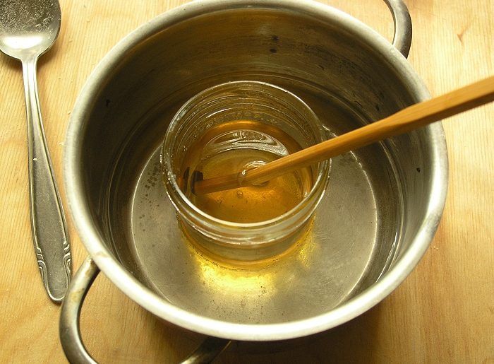 Распускание меда на водяной бане