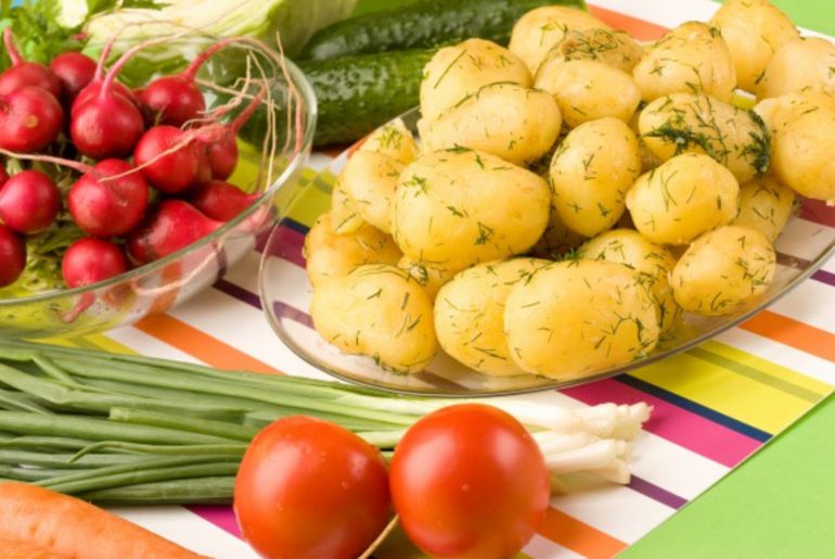 Молодая картошка с овощами