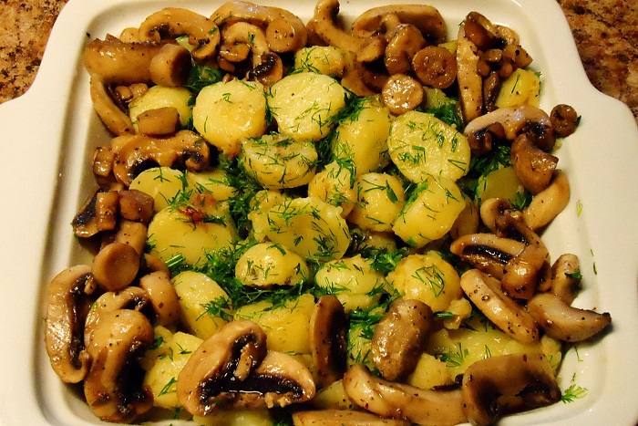 Блюдо из молодой картошки с грибами