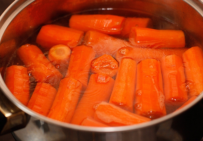 Варка моркови в кастрюле