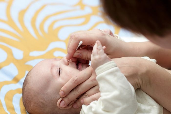 Очистка носа новорожденному