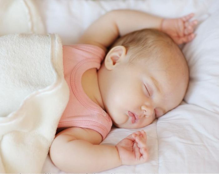 Новорожденный кряхтит во сне