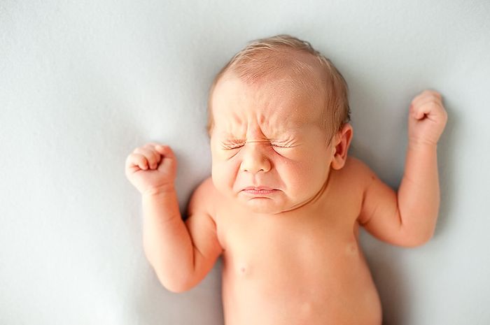 Новорождённый малыш часто чихает