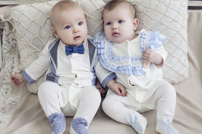 Новорожденные детки в красивой одежде
