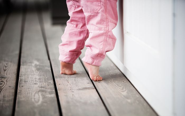 ребёнок ходит на носочках