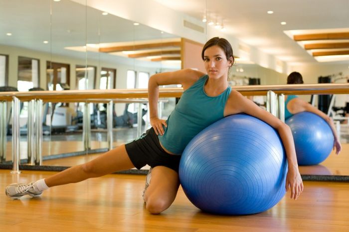 Упражнения на мяче для позвоночника и мышц спины