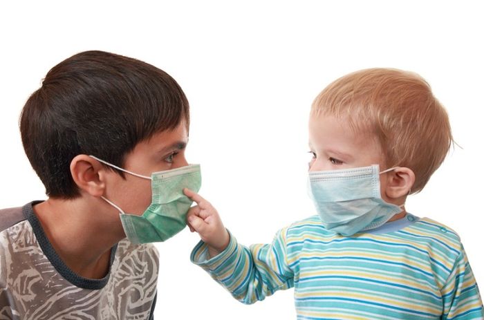 Дети в медицинских масках
