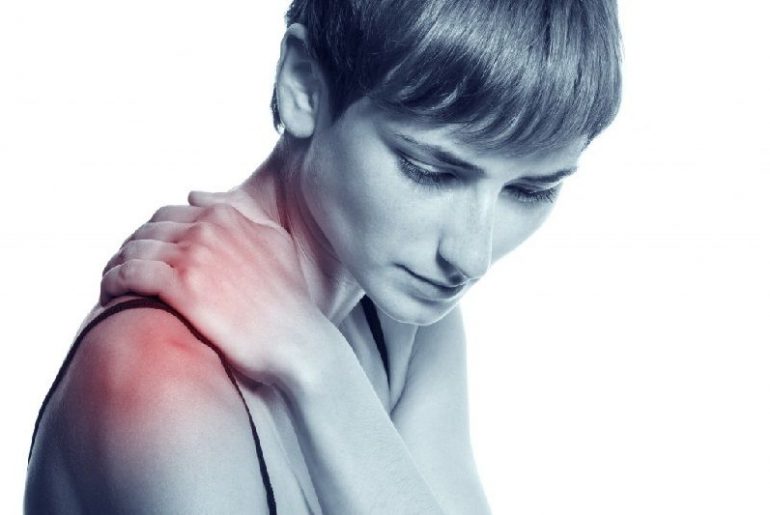 Боль в плечевом суставе правой руки: причины неприятного явления