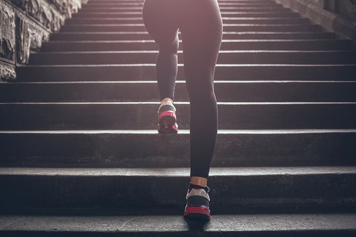 Ходьба по лестнице для похудения: преимущества, противопоказания