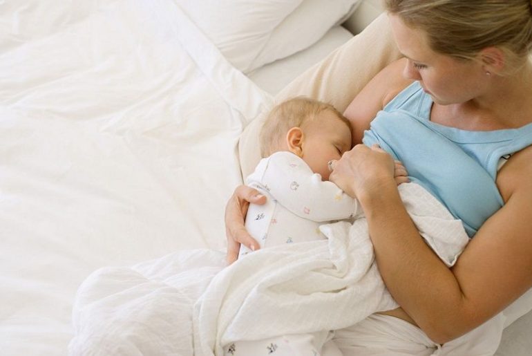 Чем лечить насморк кормящей маме: безопасные средства при лактации