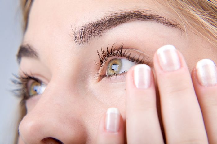 Аллергия вокруг глаз: причины, симптомы, виды и безопасное лечение