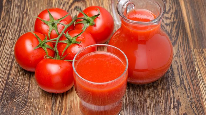 свежие томаты и сок из них