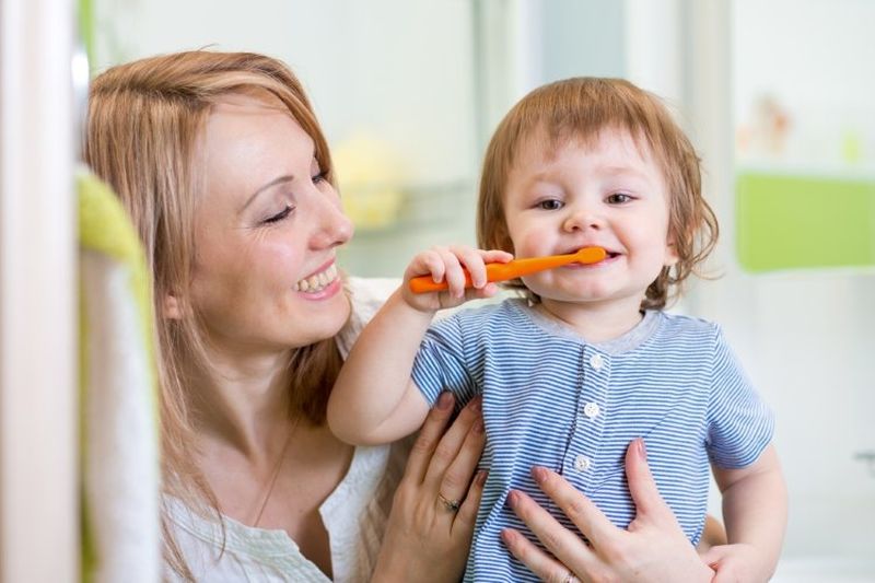Чистка зубов с ребенком