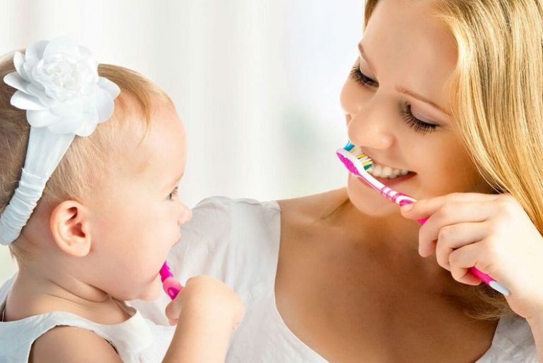 Обучение ребенка чистить зубы