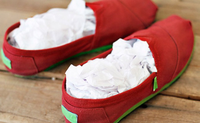сушка обуви при помощи бумаги