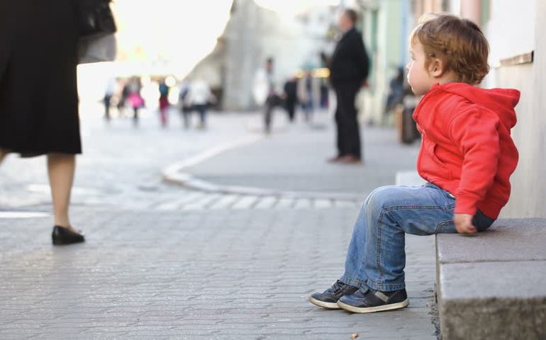 Ребенок один на улице