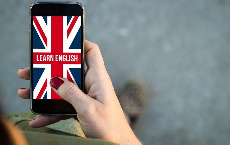 изучение английского при помощи приложения на телефоне