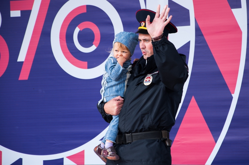 Ребенок на руках у полицейского