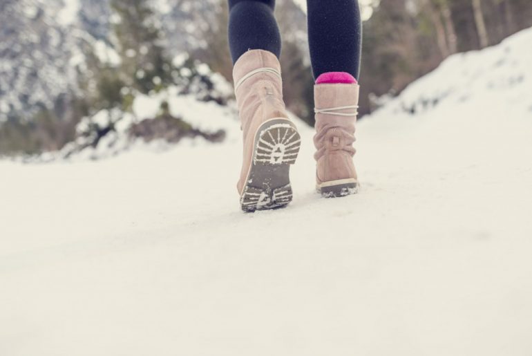 Что делать, если зимой мёрзнут ноги: как согреться с пользой