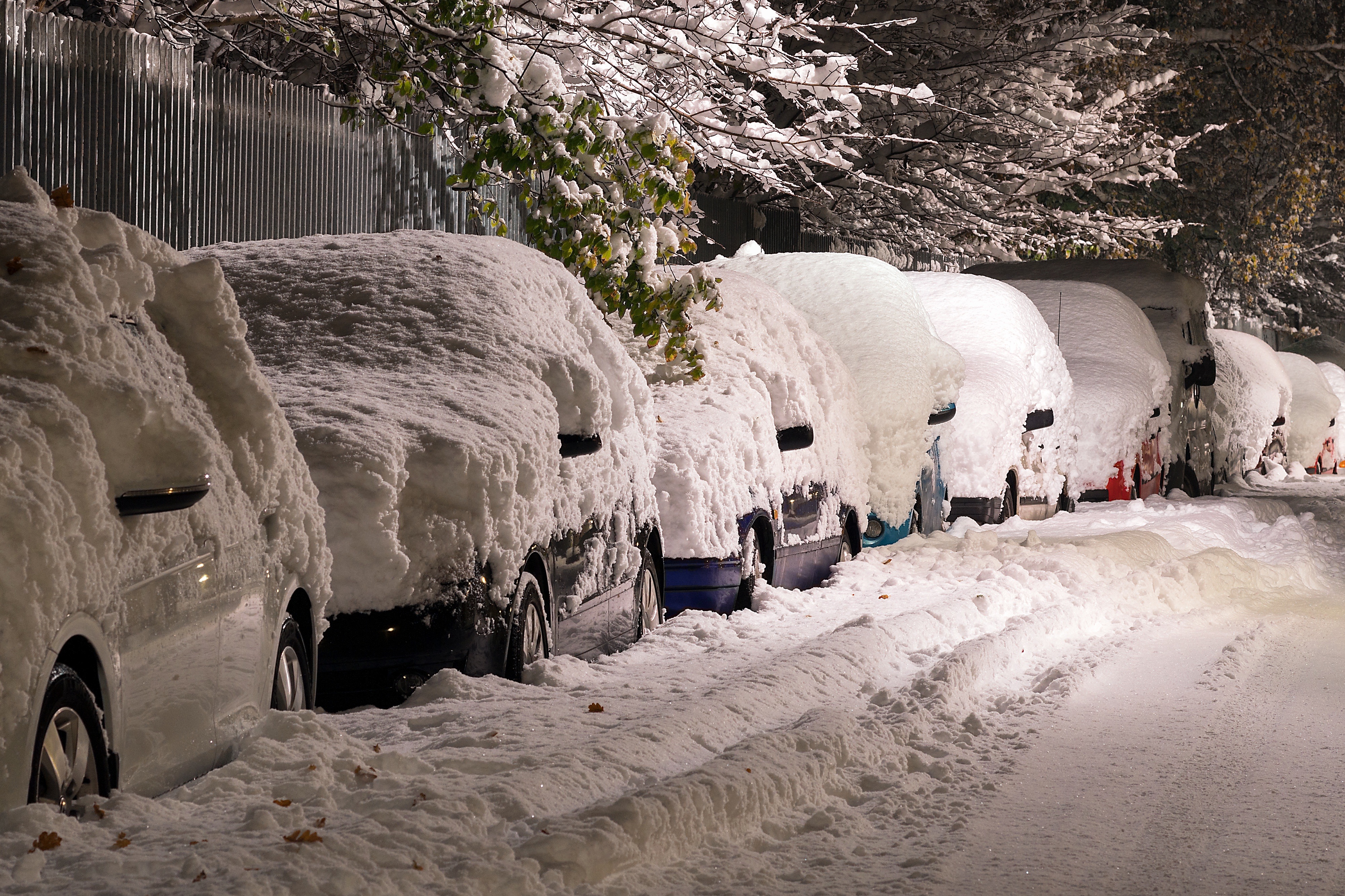 Машины под снегом