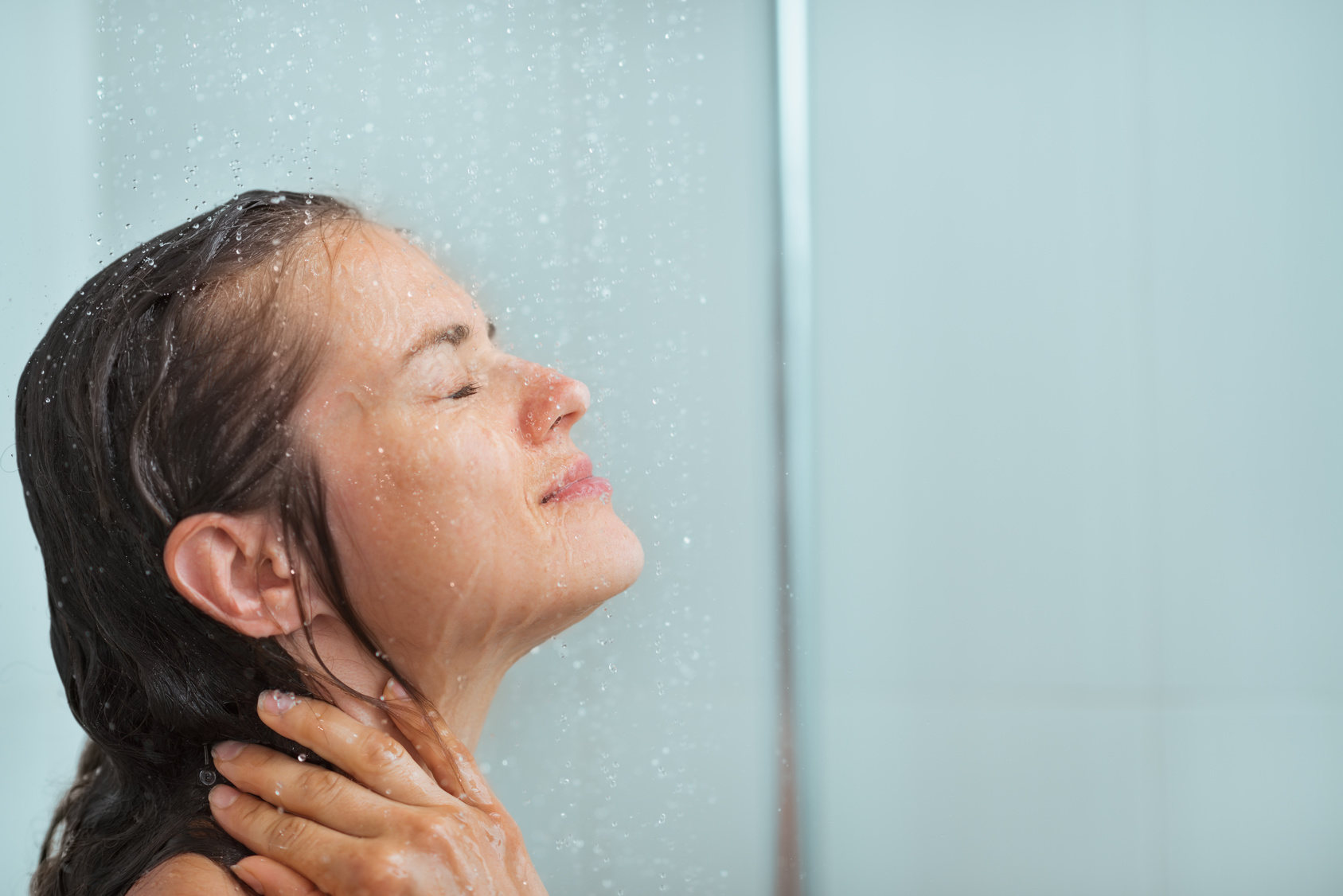 Женщина принимает душ