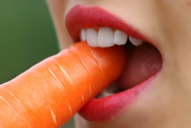Морковка в зубах