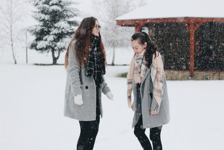 Девушки на улице зимой