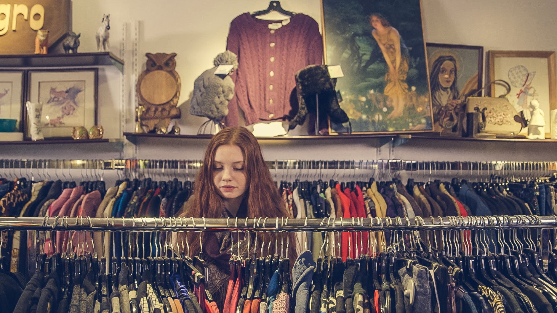 Девушка в магазине одежды