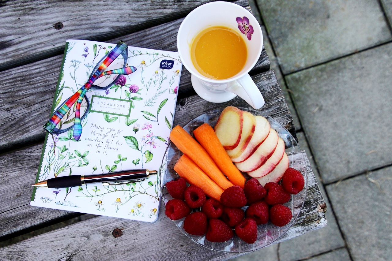 Дневник и фрукты
