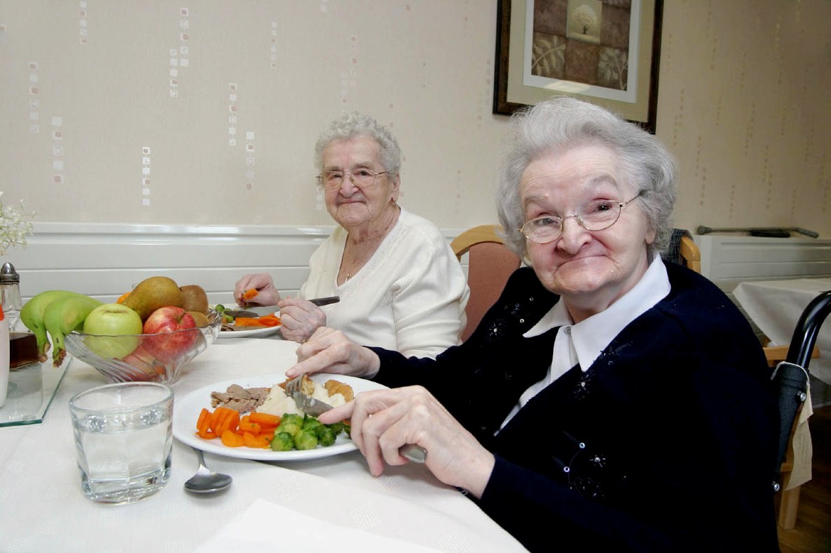 Пенсионеры за обедом