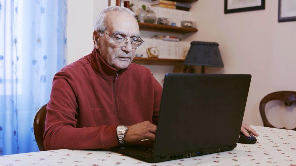 Пенсионер у компьютера