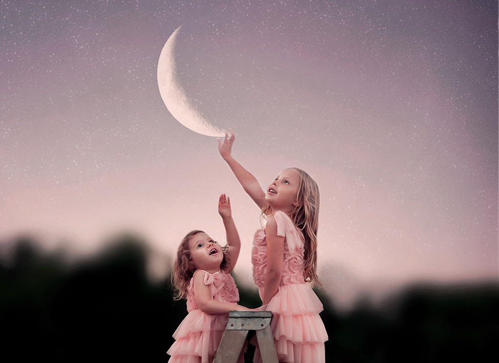 Девочки достают луну