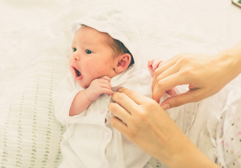 Материнские руки и младенец